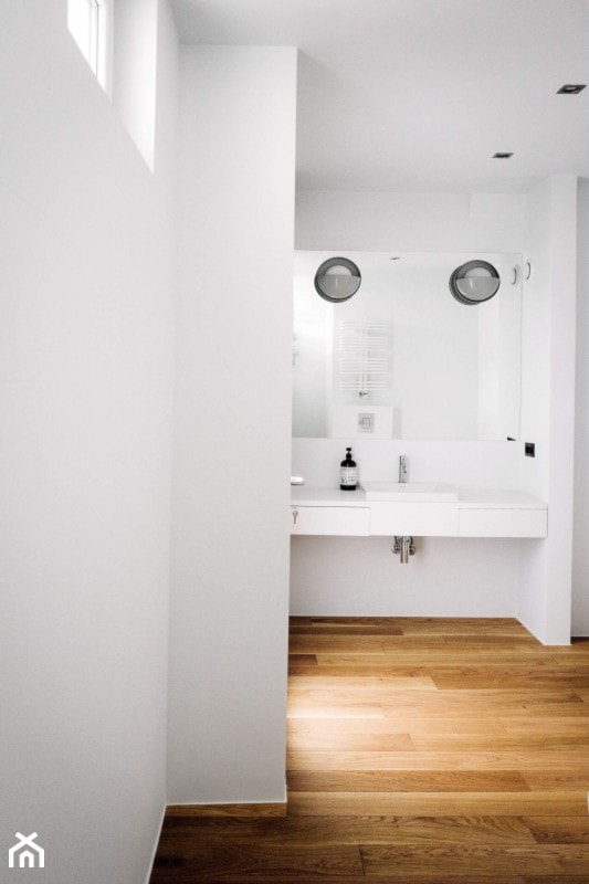 Mieszkanie na alejach - Średnia bez okna z lustrem z punktowym oświetleniem łazienka, styl minimalistyczny - zdjęcie od Loft Kolasiński