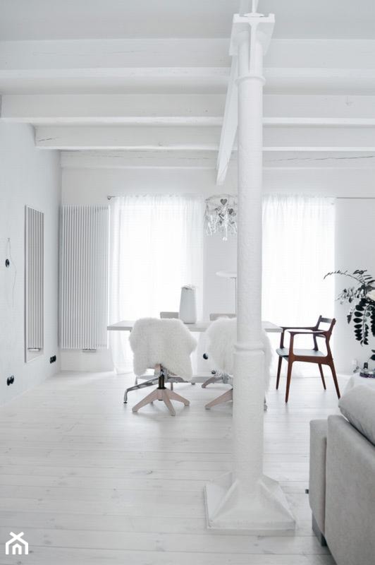Kuźnia - metamorfoza - Duża biała jadalnia w salonie - zdjęcie od Loft Kolasiński
