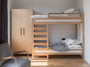 Wakacyjny apartament w Międzyzdrojach II - Średnia biała sypialnia, styl skandynawski - zdjęcie od Loft Kolasiński