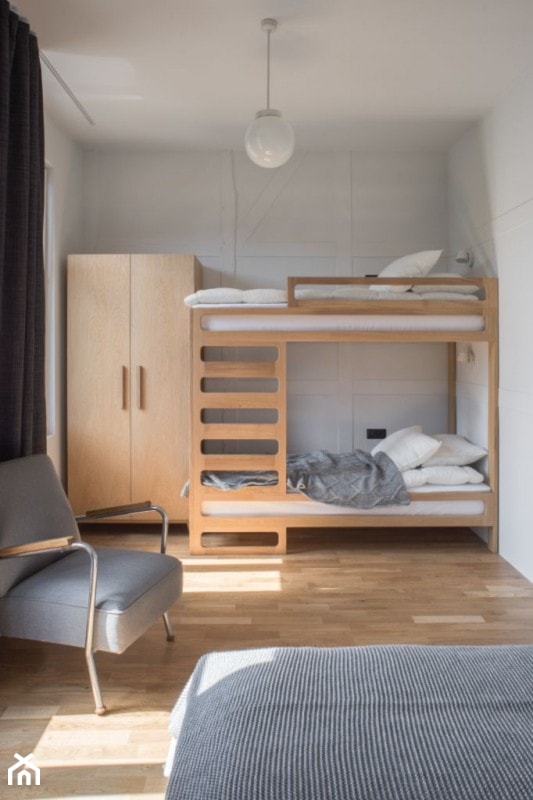 Wakacyjny apartament w Międzyzdrojach II - Średnia biała sypialnia, styl skandynawski - zdjęcie od Loft Kolasiński