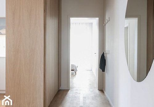 Mieszkanie na Mitte - Średni z wieszakiem biały hol / przedpokój, styl minimalistyczny - zdjęcie od Loft Kolasiński