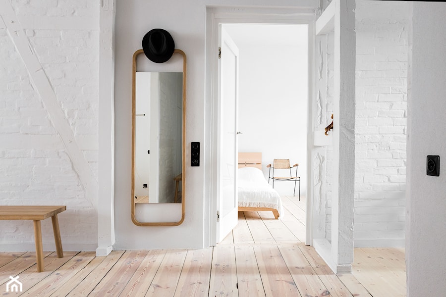Wakacyjny apartament w Międzyzdrojach - Mały z wieszakiem biały hol / przedpokój, styl minimalistyczny - zdjęcie od Loft Kolasiński