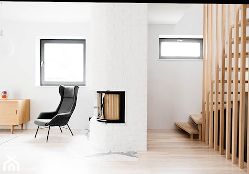 Dom na Gumieńcach - Mały biały salon, styl skandynawski - zdjęcie od Loft Kolasiński