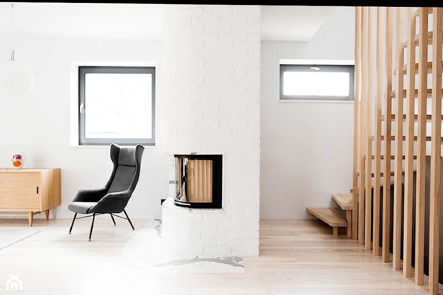 Dom na Gumieńcach - Mały biały salon, styl skandynawski - zdjęcie od Loft Kolasiński