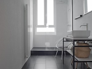 Wakacyjny apartament w Międzyzdrojach II - Średnia łazienka z oknem, styl skandynawski - zdjęcie od Loft Kolasiński