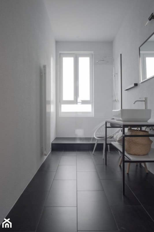 Wakacyjny apartament w Międzyzdrojach II - Średnia łazienka z oknem, styl skandynawski - zdjęcie od Loft Kolasiński
