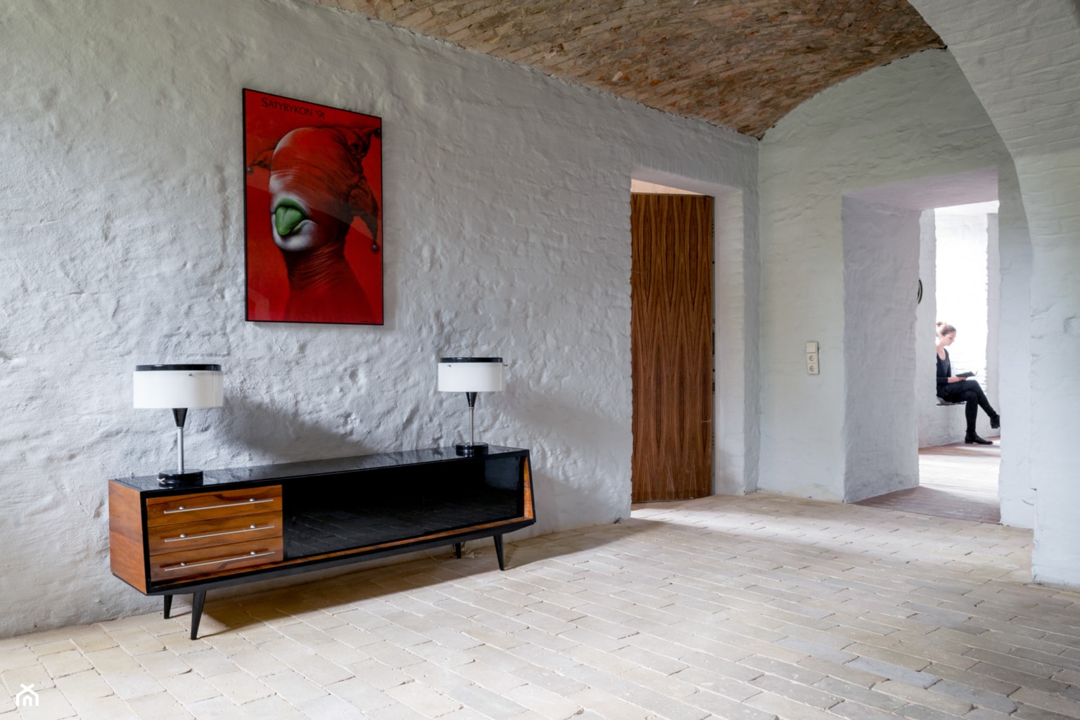Letnie mieszkanie pod Berlinem - Duży biały hol / przedpokój, styl minimalistyczny - zdjęcie od Loft Kolasiński - Homebook