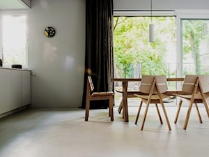 Dom na Prenzlauer Berg - Duża biała jadalnia w kuchni, styl minimalistyczny - zdjęcie od Loft Kolasiński