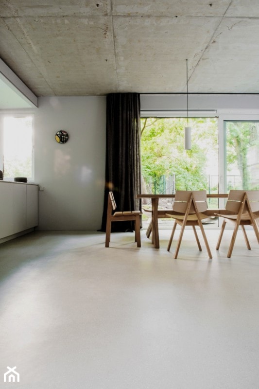 Dom na Prenzlauer Berg - Duża biała jadalnia w kuchni, styl minimalistyczny - zdjęcie od Loft Kolasiński - Homebook