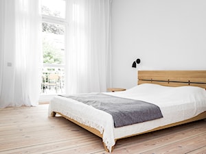 Wakacyjny apartament w Międzyzdrojach - Mała biała sypialnia, styl minimalistyczny - zdjęcie od Loft Kolasiński