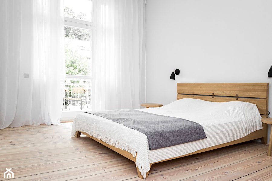 Wakacyjny apartament w Międzyzdrojach - Mała biała sypialnia, styl minimalistyczny - zdjęcie od Loft Kolasiński