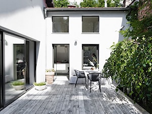 Adaptacja kuźni - Średni z meblami ogrodowymi z donicami na kwiaty taras z tyłu domu, styl skandynawski - zdjęcie od Loft Kolasiński