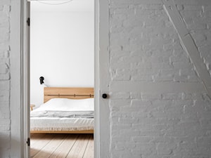 Wakacyjny apartament w Międzyzdrojach - Średnia szara sypialnia, styl minimalistyczny - zdjęcie od Loft Kolasiński