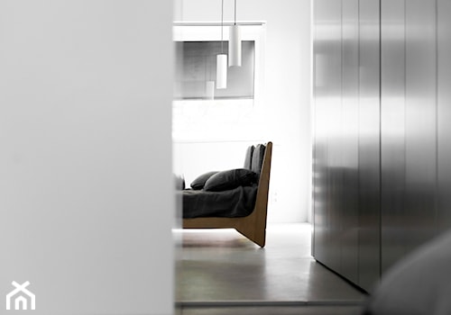Dom na Prenzlauer Berg - Średnia biała szara sypialnia, styl minimalistyczny - zdjęcie od Loft Kolasiński