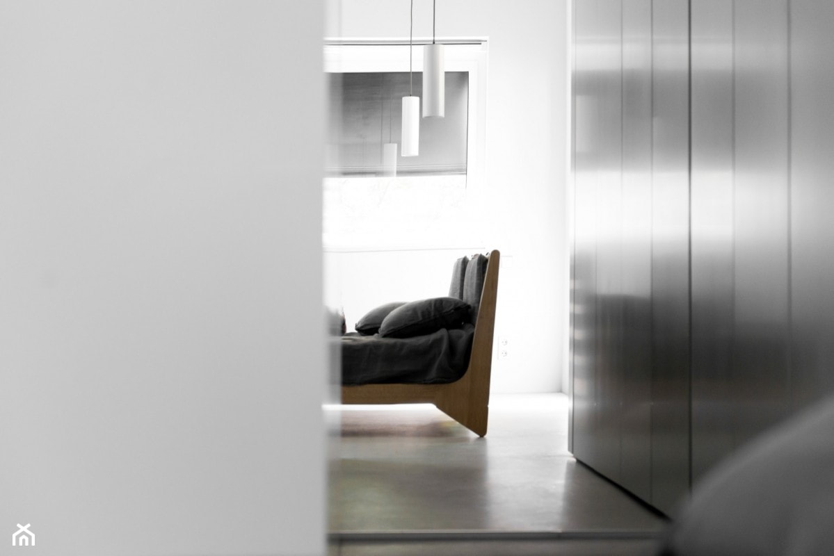 Dom na Prenzlauer Berg - Średnia biała szara sypialnia, styl minimalistyczny - zdjęcie od Loft Kolasiński - Homebook