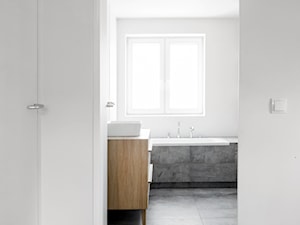 Dom na Pogodnie 3 - Średnia łazienka z oknem, styl nowoczesny - zdjęcie od Loft Kolasiński