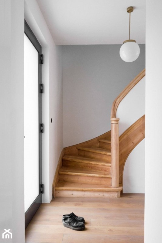 Dom przy parku - Mały szary hol / przedpokój, styl minimalistyczny - zdjęcie od Loft Kolasiński - Homebook