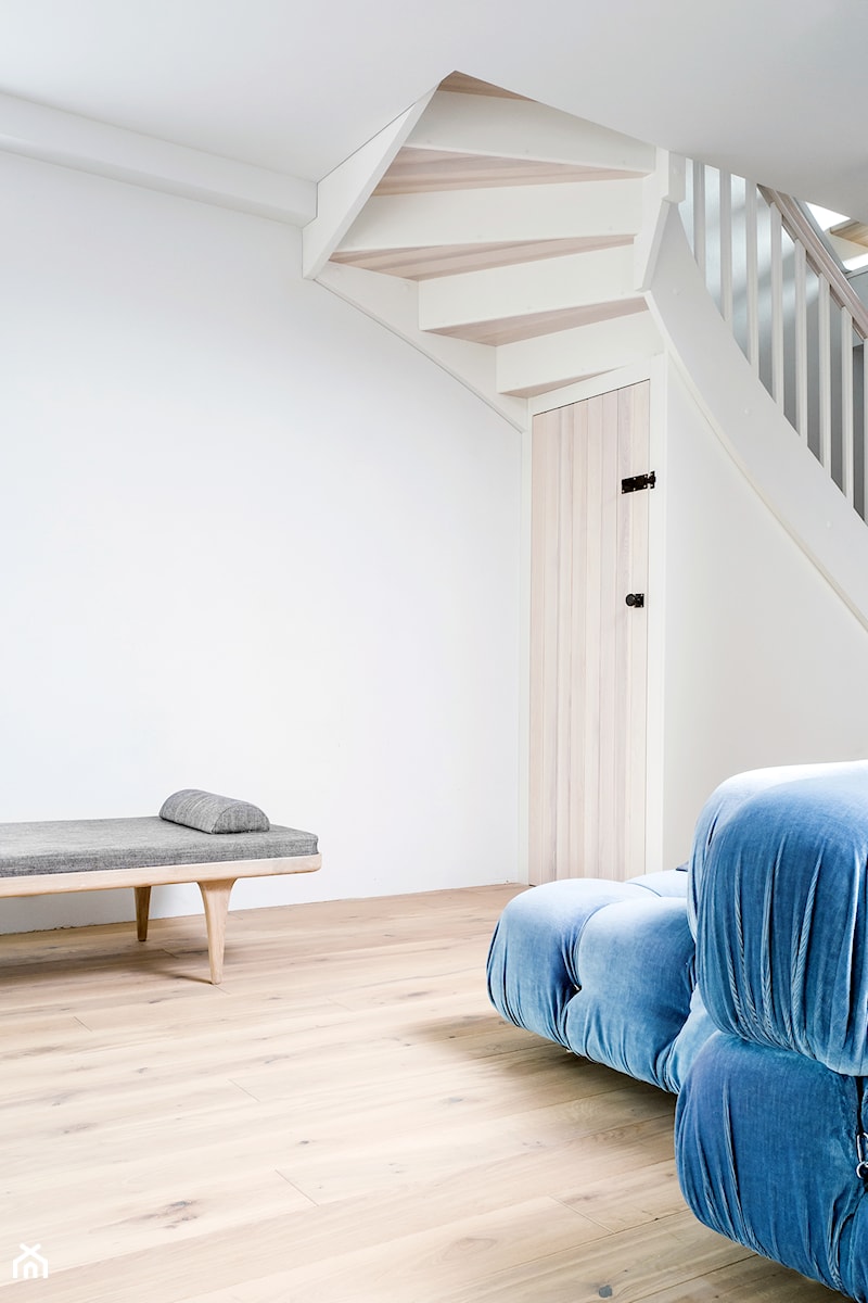Dom na Pogodnie 3 - Mały biały salon, styl nowoczesny - zdjęcie od Loft Kolasiński
