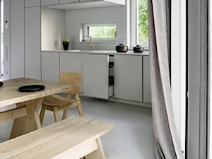 Dom na Prenzlauer Berg - Średnia otwarta z salonem biała z zabudowaną lodówką z nablatowym zlewozmywakiem kuchnia jednorzędowa z oknem, styl minimalistyczny - zdjęcie od Loft Kolasiński