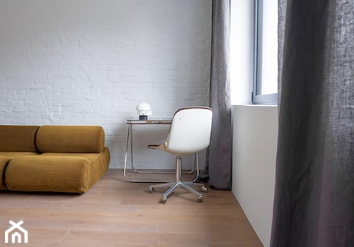 Dom przy parku - Małe w osobnym pomieszczeniu z sofą białe biuro, styl minimalistyczny - zdjęcie od Loft Kolasiński