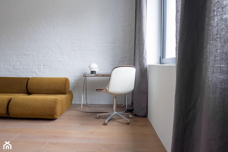 Dom przy parku - Małe w osobnym pomieszczeniu z sofą białe biuro, styl minimalistyczny - zdjęcie od Loft Kolasiński