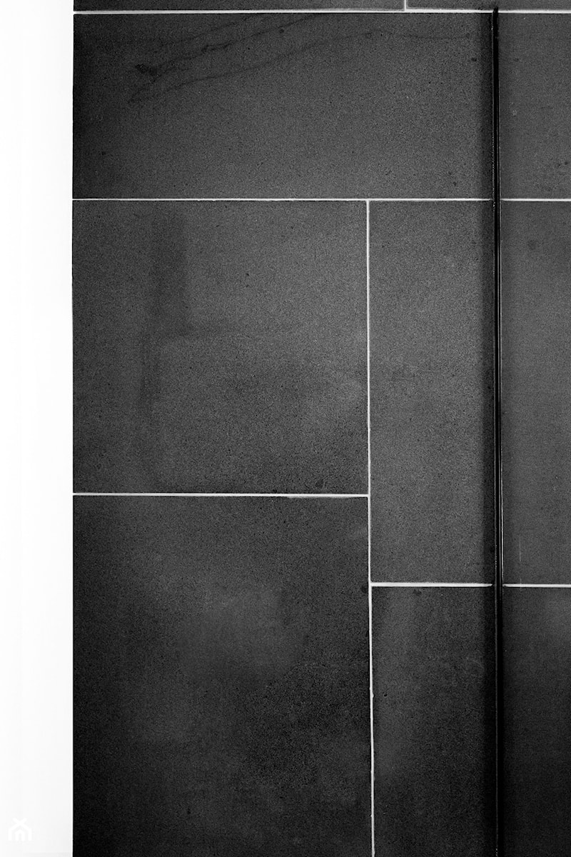 Wakacyjny apartament w Międzyzdrojach - Mała na poddaszu bez okna łazienka, styl minimalistyczny - zdjęcie od Loft Kolasiński