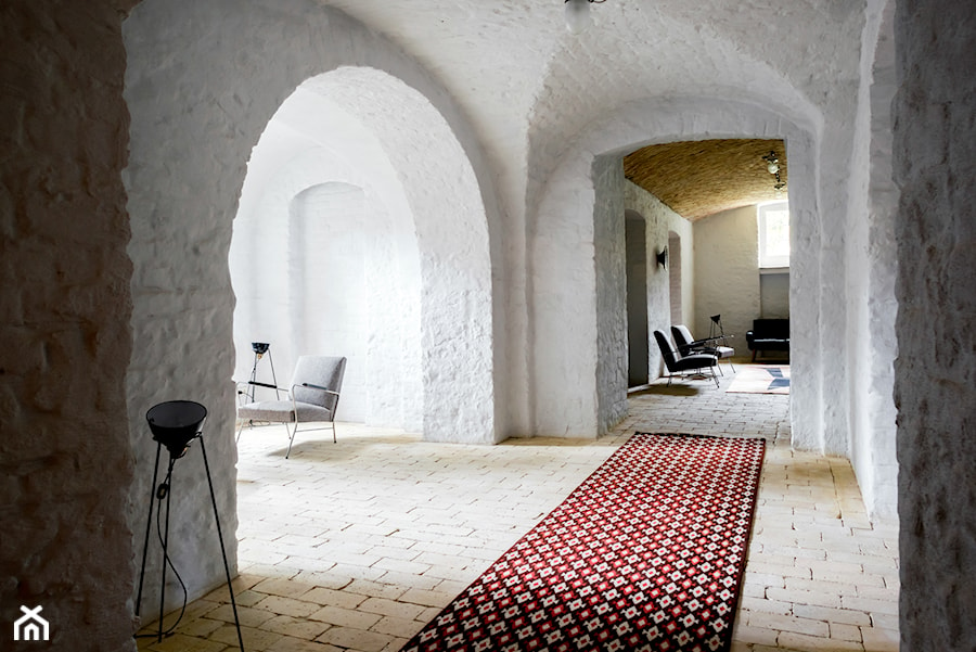 Duży beżowy biały z marmurem na podłodze hol / przedpokój, styl industrialny - zdjęcie od Loft Kolasiński