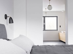 Dom przy parku - Mała biała sypialnia z łazienką, styl minimalistyczny - zdjęcie od Loft Kolasiński