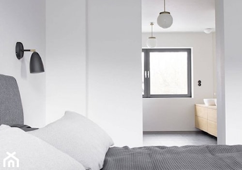 Dom przy parku - Mała biała sypialnia z łazienką, styl minimalistyczny - zdjęcie od Loft Kolasiński