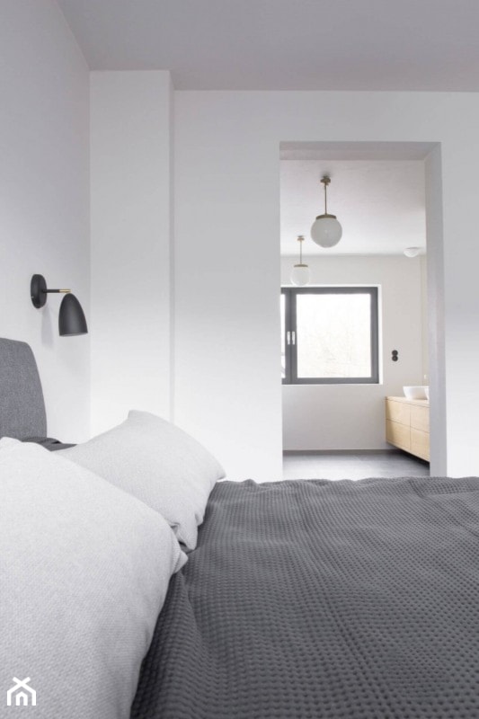 Dom przy parku - Mała biała sypialnia z łazienką, styl minimalistyczny - zdjęcie od Loft Kolasiński - Homebook