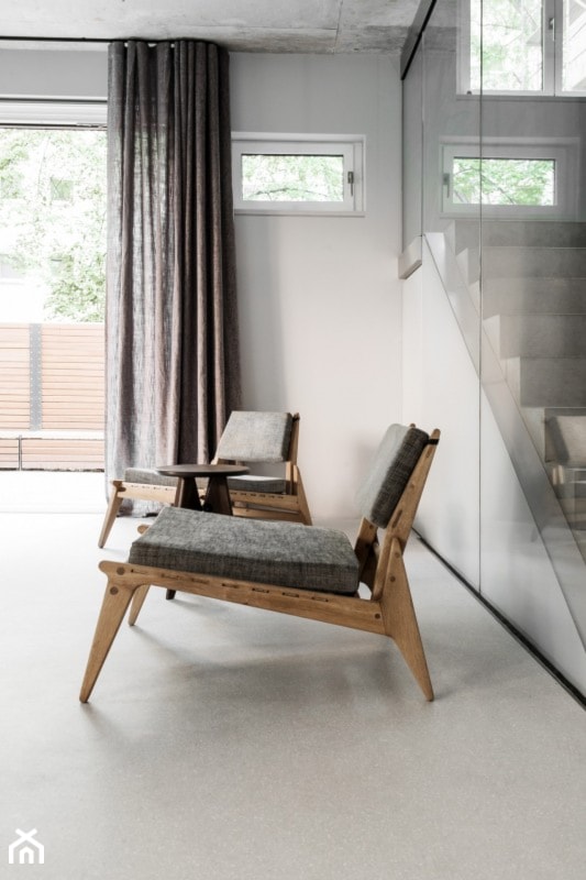 Dom na Prenzlauer Berg - Mały szary salon, styl minimalistyczny - zdjęcie od Loft Kolasiński