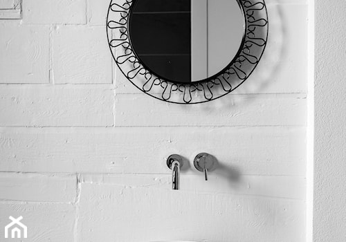 Wakacyjny apartament w Międzyzdrojach - Mała bez okna z lustrem łazienka, styl minimalistyczny - zdjęcie od Loft Kolasiński