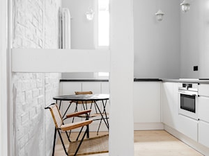 Wakacyjny apartament w Międzyzdrojach - Średnia otwarta szara z zabudowaną lodówką kuchnia w kształcie litery l z oknem, styl minimalistyczny - zdjęcie od Loft Kolasiński