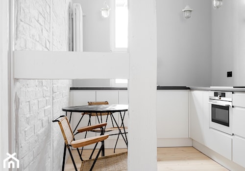Wakacyjny apartament w Międzyzdrojach - Średnia otwarta szara z zabudowaną lodówką kuchnia w kształcie litery l z oknem, styl minimalistyczny - zdjęcie od Loft Kolasiński