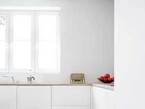 Dom na Pogodnie 3 - Mała biała z zabudowaną lodówką z podblatowym zlewozmywakiem kuchnia z oknem, styl nowoczesny - zdjęcie od Loft Kolasiński