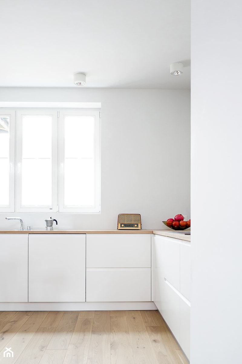 Dom na Pogodnie 3 - Mała biała z zabudowaną lodówką z podblatowym zlewozmywakiem kuchnia z oknem, styl nowoczesny - zdjęcie od Loft Kolasiński