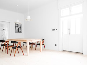 Dom z lat 20-tych - Średnia biała jadalnia jako osobne pomieszczenie, styl skandynawski - zdjęcie od Loft Kolasiński
