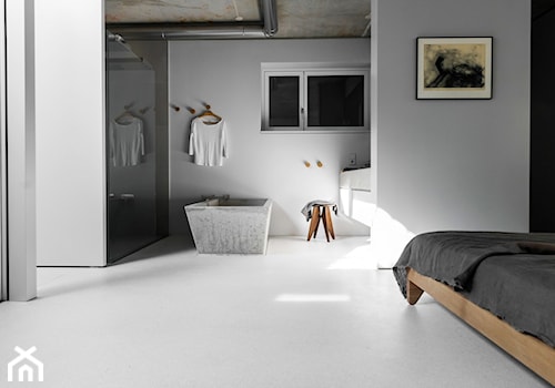 Dom na Prenzlauer Berg - Średnia czarna szara sypialnia z garderobą z łazienką, styl minimalistyczny - zdjęcie od Loft Kolasiński