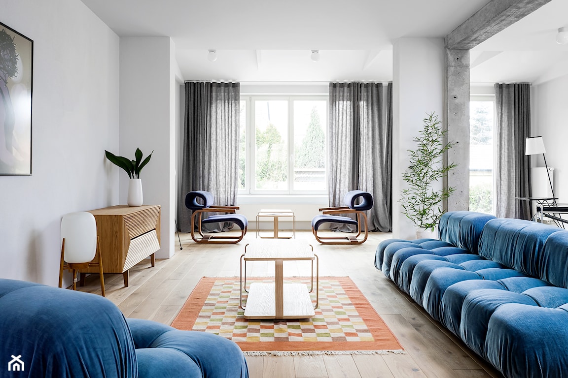 dom w stylu vintage, dom z lat 30-tych, białe ściany, niebieska kanapa, designerskie fotele