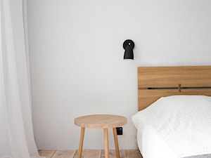 Wakacyjny apartament w Międzyzdrojach - Średnia biała sypialnia, styl minimalistyczny - zdjęcie od Loft Kolasiński