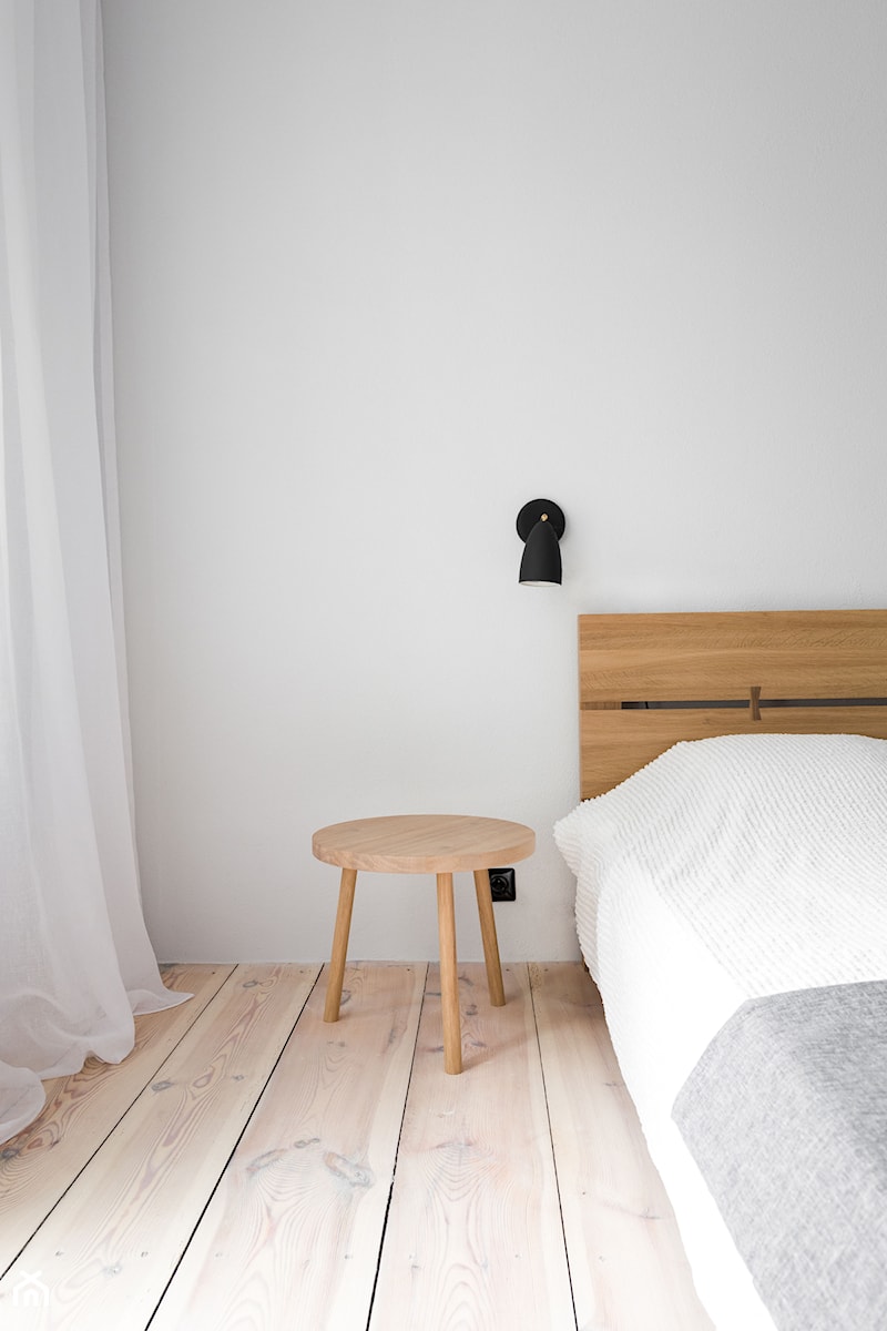 Wakacyjny apartament w Międzyzdrojach - Średnia biała sypialnia, styl minimalistyczny - zdjęcie od Loft Kolasiński