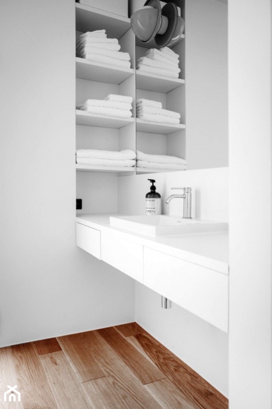 Mieszkanie na alejach - Bez okna z lustrem łazienka, styl minimalistyczny - zdjęcie od Loft Kolasiński