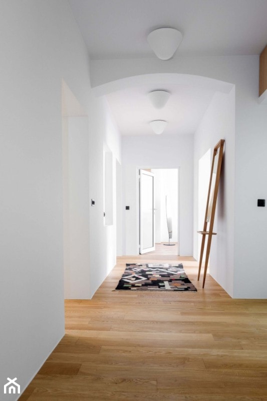 Mieszkanie na alejach - Średni biały hol / przedpokój, styl minimalistyczny - zdjęcie od Loft Kolasiński
