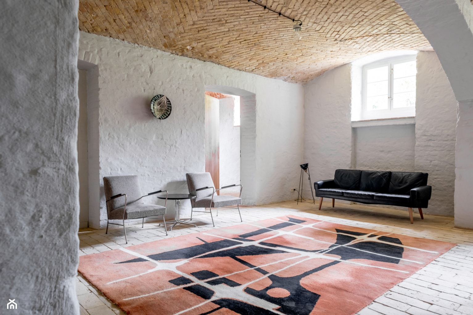 Letnie mieszkanie pod Berlinem - Duży biały salon, styl skandynawski - zdjęcie od Loft Kolasiński - Homebook