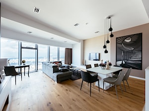 EVOLUXURY- PENTHOUSE Z SAUNĄ - Średni beżowy biały salon z jadalnią, styl nowoczesny - zdjęcie od EVOLUXURY DESIGN ARKADIUSZ JASKOLSKI