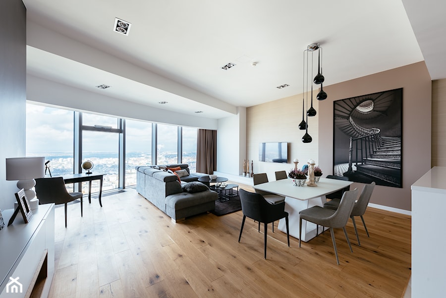 EVOLUXURY- PENTHOUSE Z SAUNĄ - Średni beżowy biały salon z jadalnią, styl nowoczesny - zdjęcie od EVOLUXURY DESIGN ARKADIUSZ JASKOLSKI