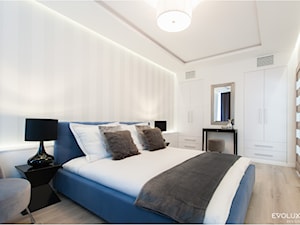 EVOLUXURY - BLUE ELEGANCE - Duża biała sypialnia, styl minimalistyczny - zdjęcie od EVOLUXURY DESIGN ARKADIUSZ JASKOLSKI