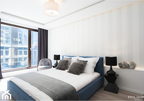 EVOLUXURY - BLUE ELEGANCE - Średnia biała sypialnia z balkonem / tarasem, styl glamour - zdjęcie od EVOLUXURY DESIGN ARKADIUSZ JASKOLSKI