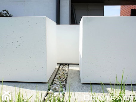 Aranżacje wnętrz - Ogród: Donice z betonu architektonicznego - CONTRACTORS beton architektoniczny. Przeglądaj, dodawaj i zapisuj najlepsze zdjęcia, pomysły i inspiracje designerskie. W bazie mamy już prawie milion fotografii!