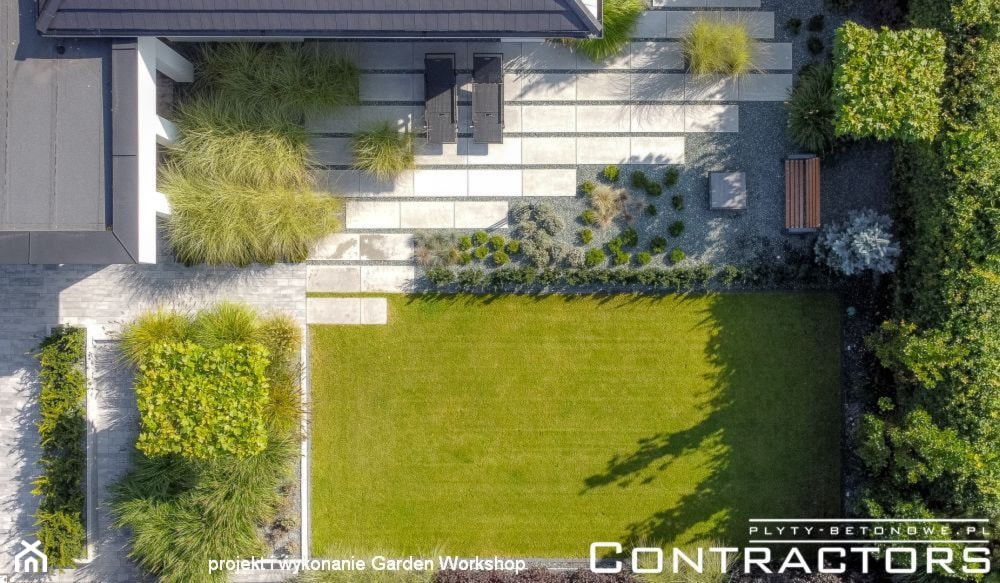 Ogrodowe płyty z betonu architektonicznego - zdjęcie od CONTRACTORS beton architektoniczny - Homebook
